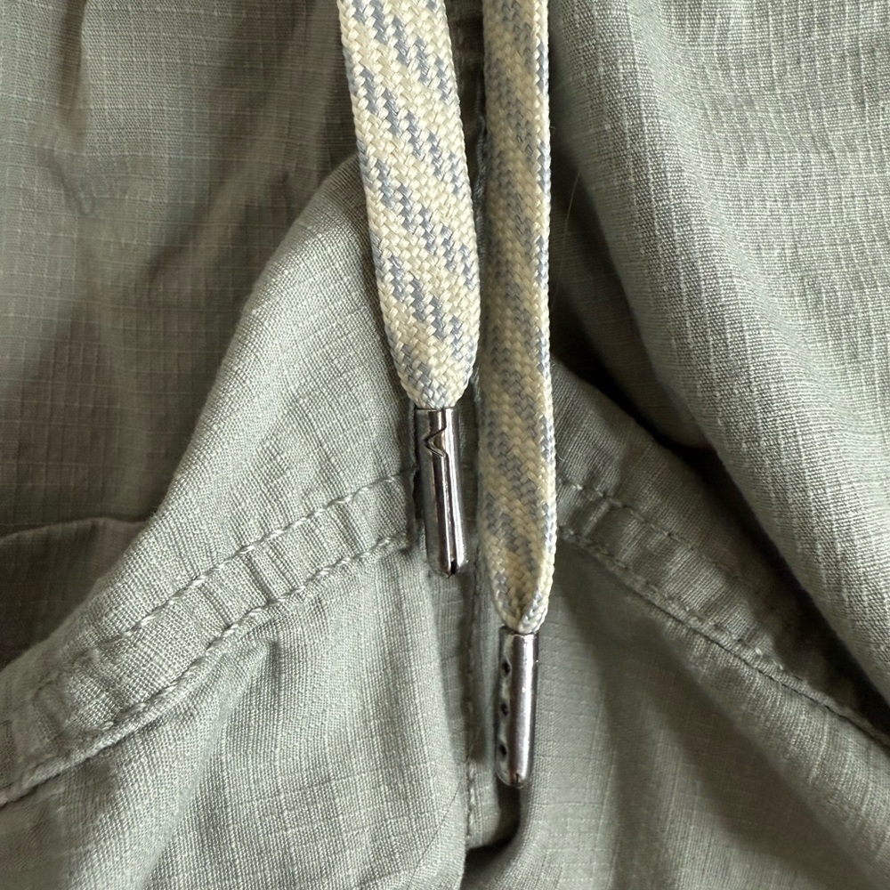 Vuori women’s gray/green rip stop tie front shorts XS - Picture 2 of 4